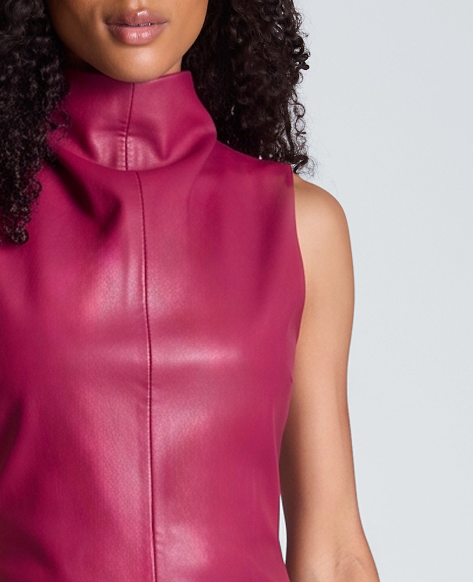 Kenneth Cole Reaction Clothing High Neck Hourglass Mini Vegan Leather Dress abito corto Red Plum
