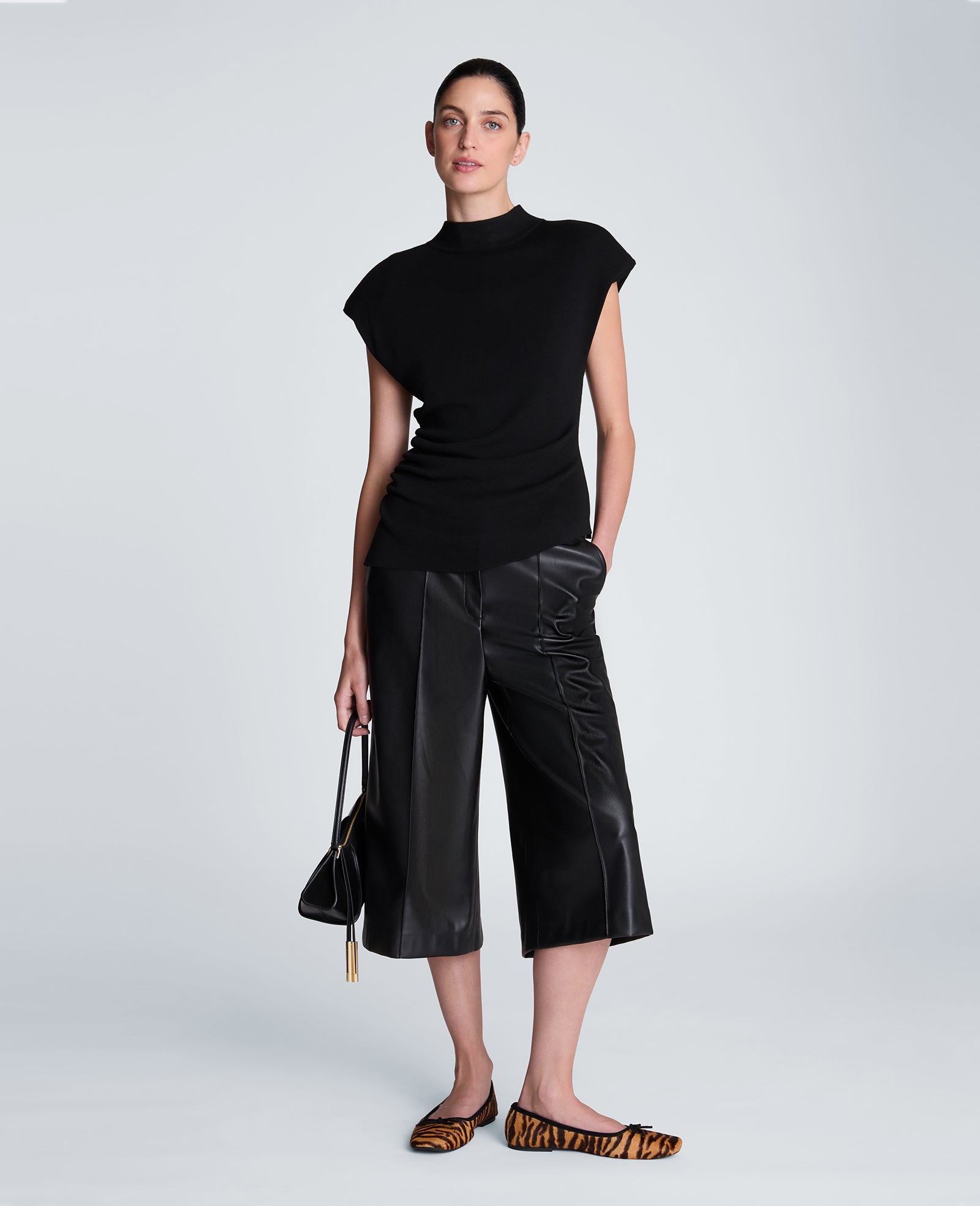 Kenneth Cole Reaction Extended Shoulder Asymmetrical Mock Neck Sweater maglia nera XS senza maniche