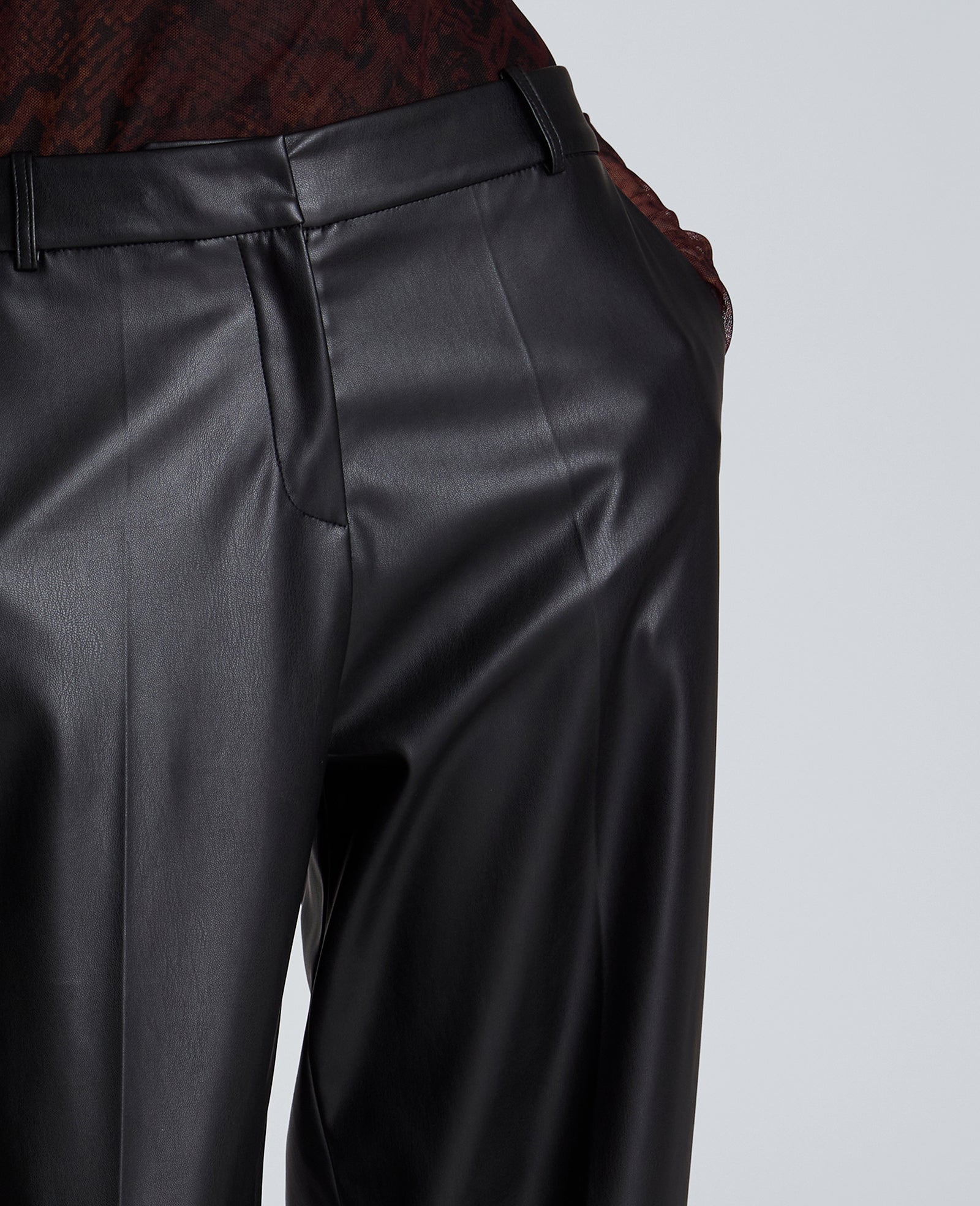 Kenneth Cole Reaction Clothing High Rise Fly Front Barrel Leg Pants pantaloni neri in similpelle