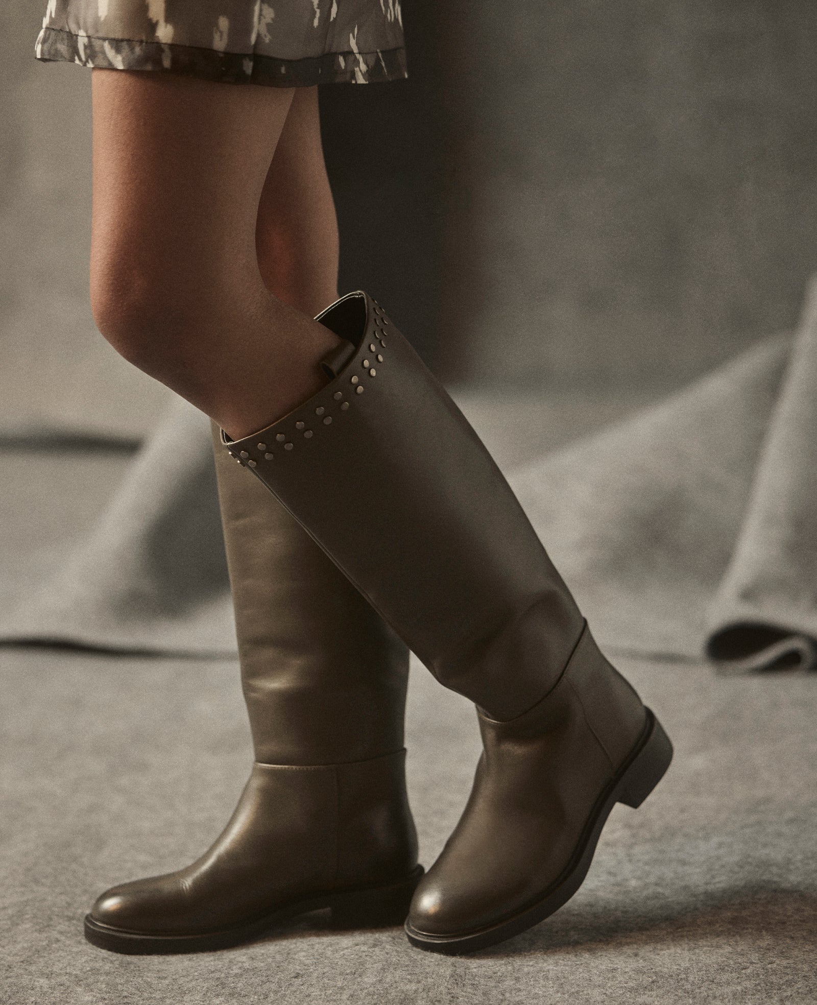 Kenneth Cole Reaction Shoes Scorpio Leather Stud Boot stivale in pelle grigio antracite