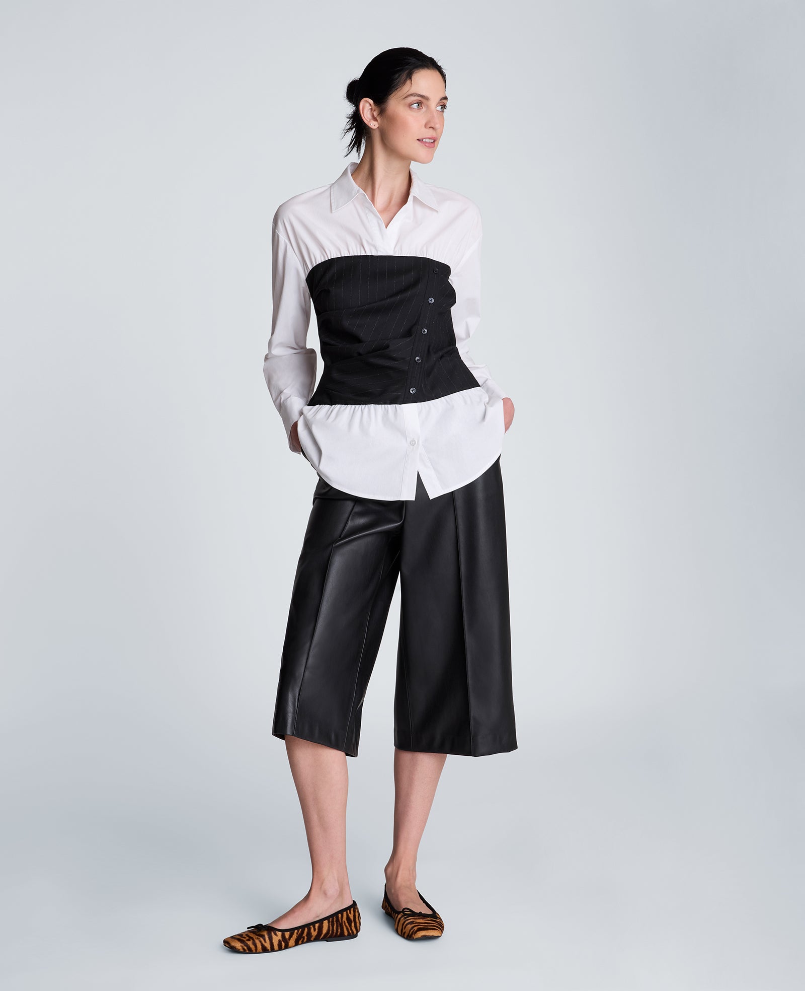 Kenneth Cole Reaction Clothing Poplin Long Sleeve Shirt camicia nera e bianca