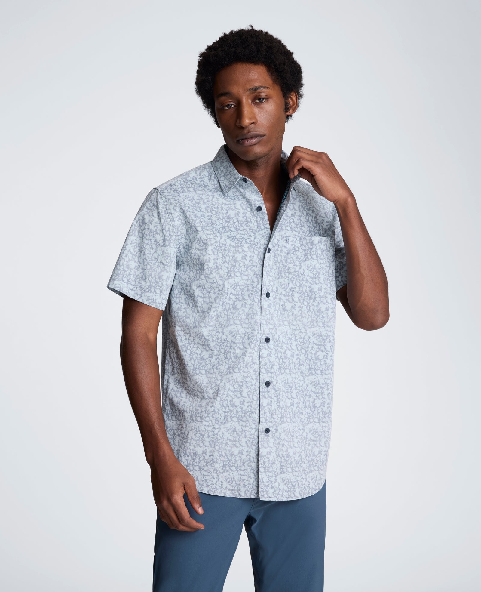 Kenneth Cole Reaction Clothing Short Sleeve Sport Shirt with Chest Pocket camicia blu a fiori