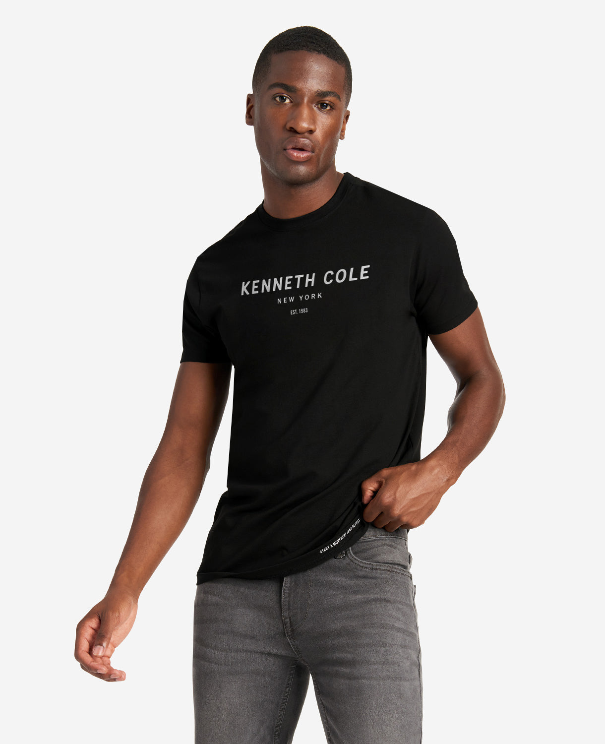 Kenneth Cole Reaction Clothing Site Exclusive! 1983 Logo T-Shirt nera