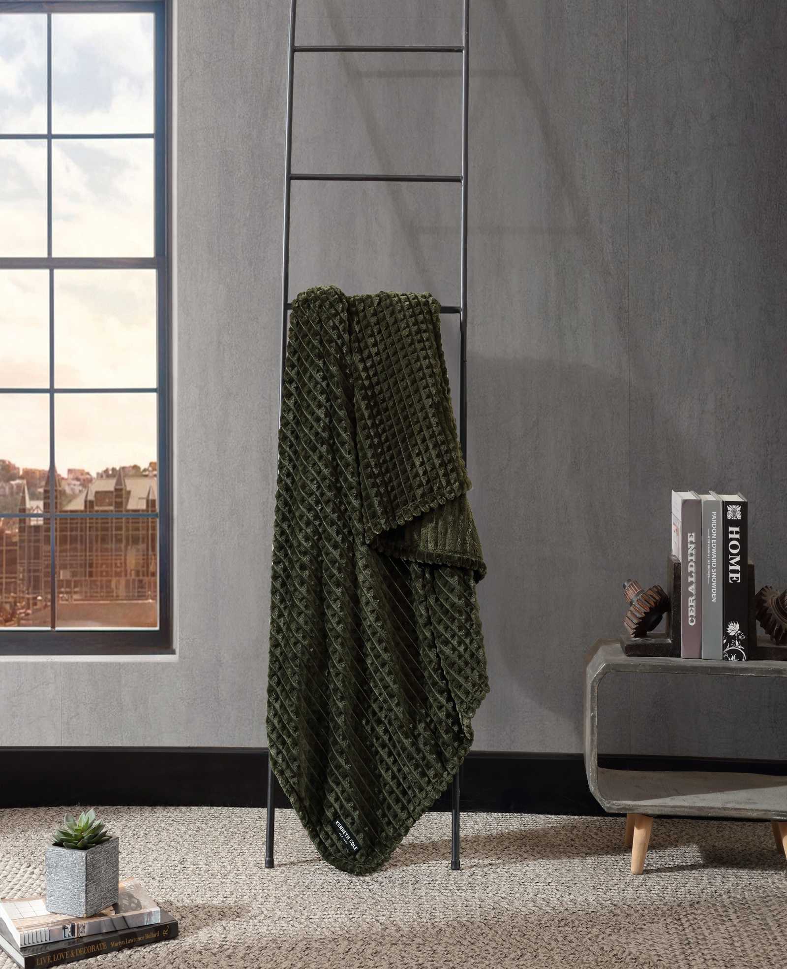 Kenneth Cole Reaction Home & Bedding Textured Solid Throw Blanket coperta verde 127 x 152 cm in poliestere