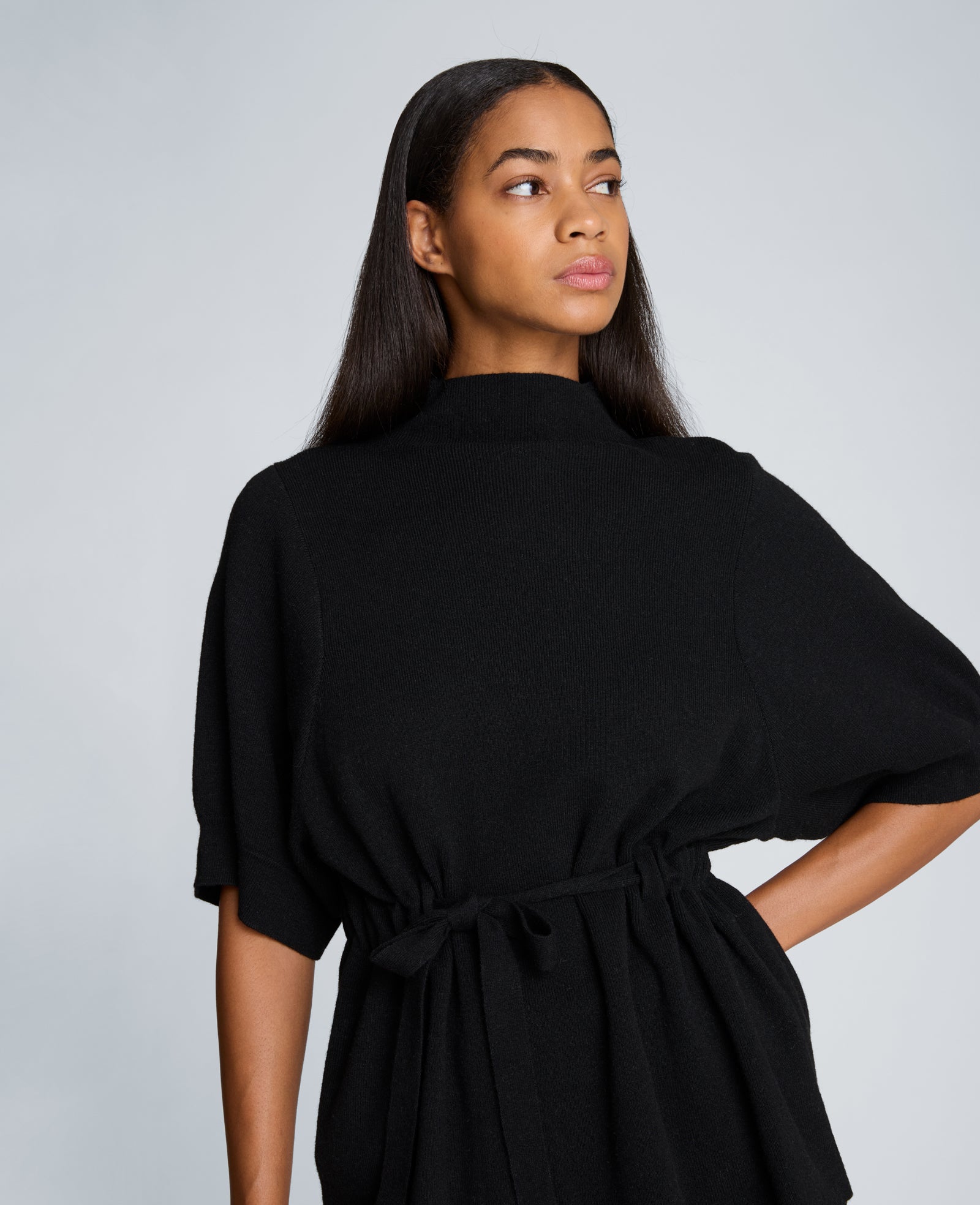 Kenneth Cole Reaction Short Sleeve Tunnel Belt Mock Neck Sweater maglia nera