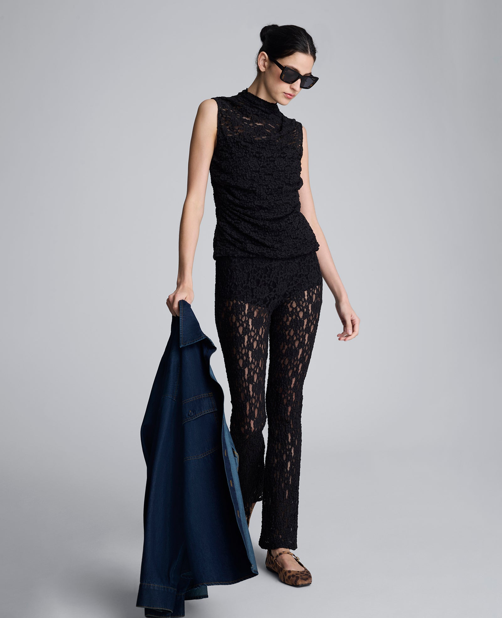 Kenneth Cole Reaction Clothing Sleeveless Stretch Lace Mock Neck Top top nero in pizzo elasticizzato