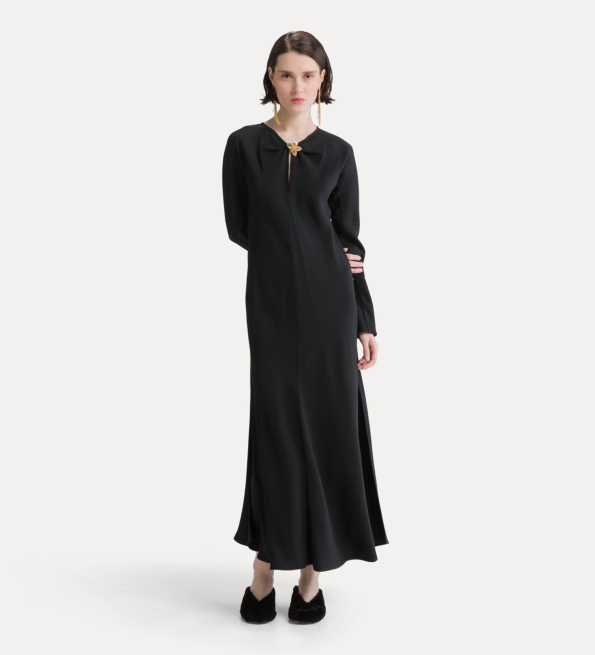 Forte abiti abito lungo nero con fiore gioiello