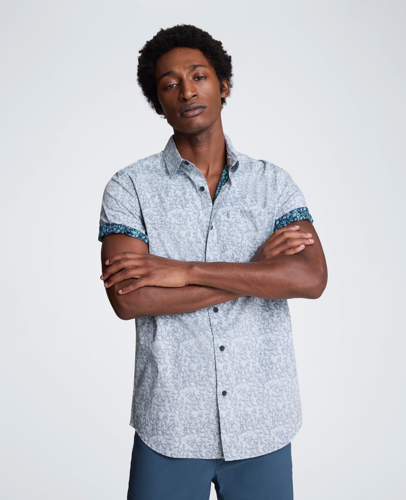 Kenneth Cole Reaction Clothing Short Sleeve Sport Shirt with Chest Pocket camicia blu a fiori