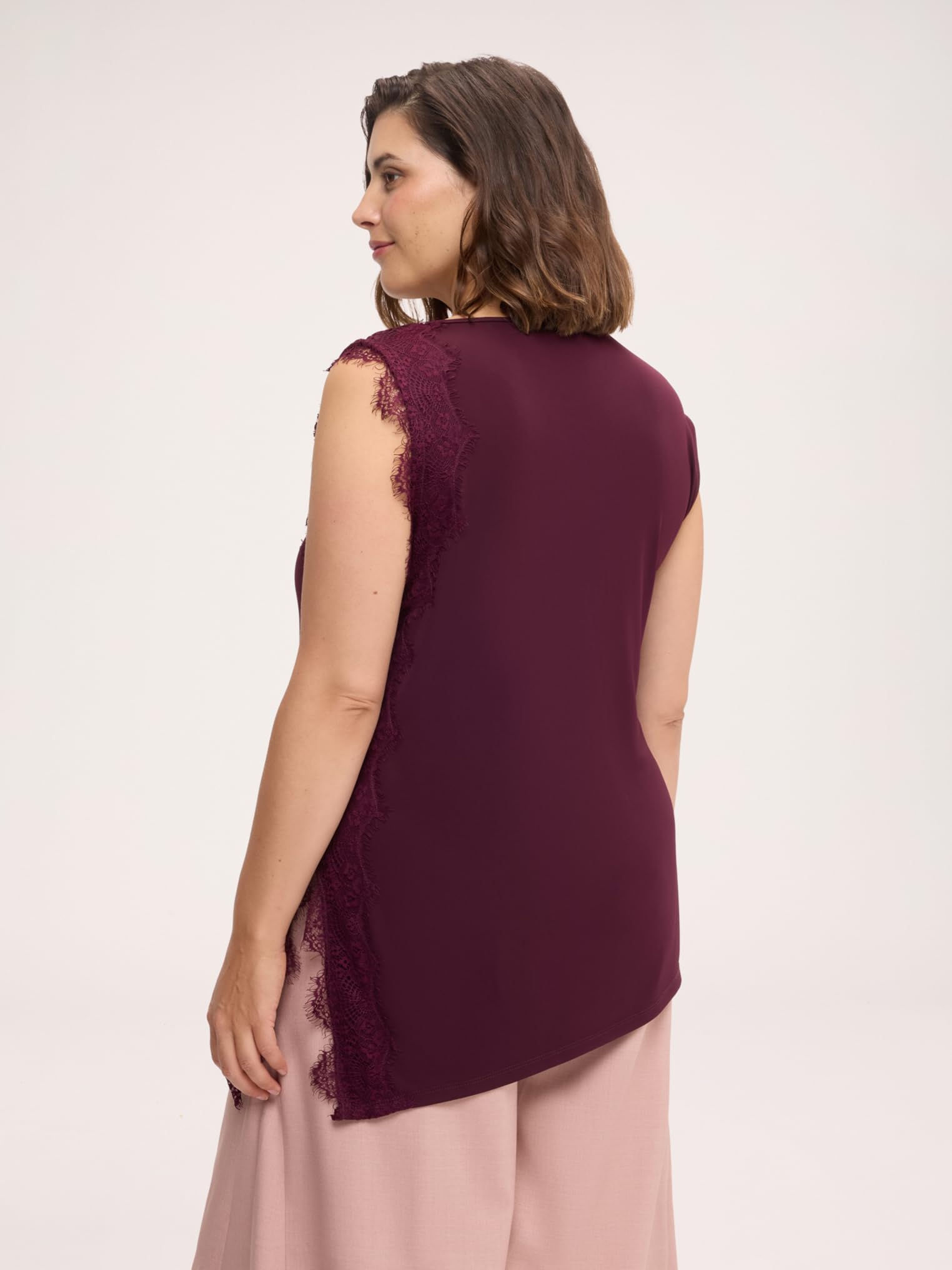 Fiorella Rubino Top e t-shirt Top Asimmetrico con Bordo in Pizzo top S Plus in jersey