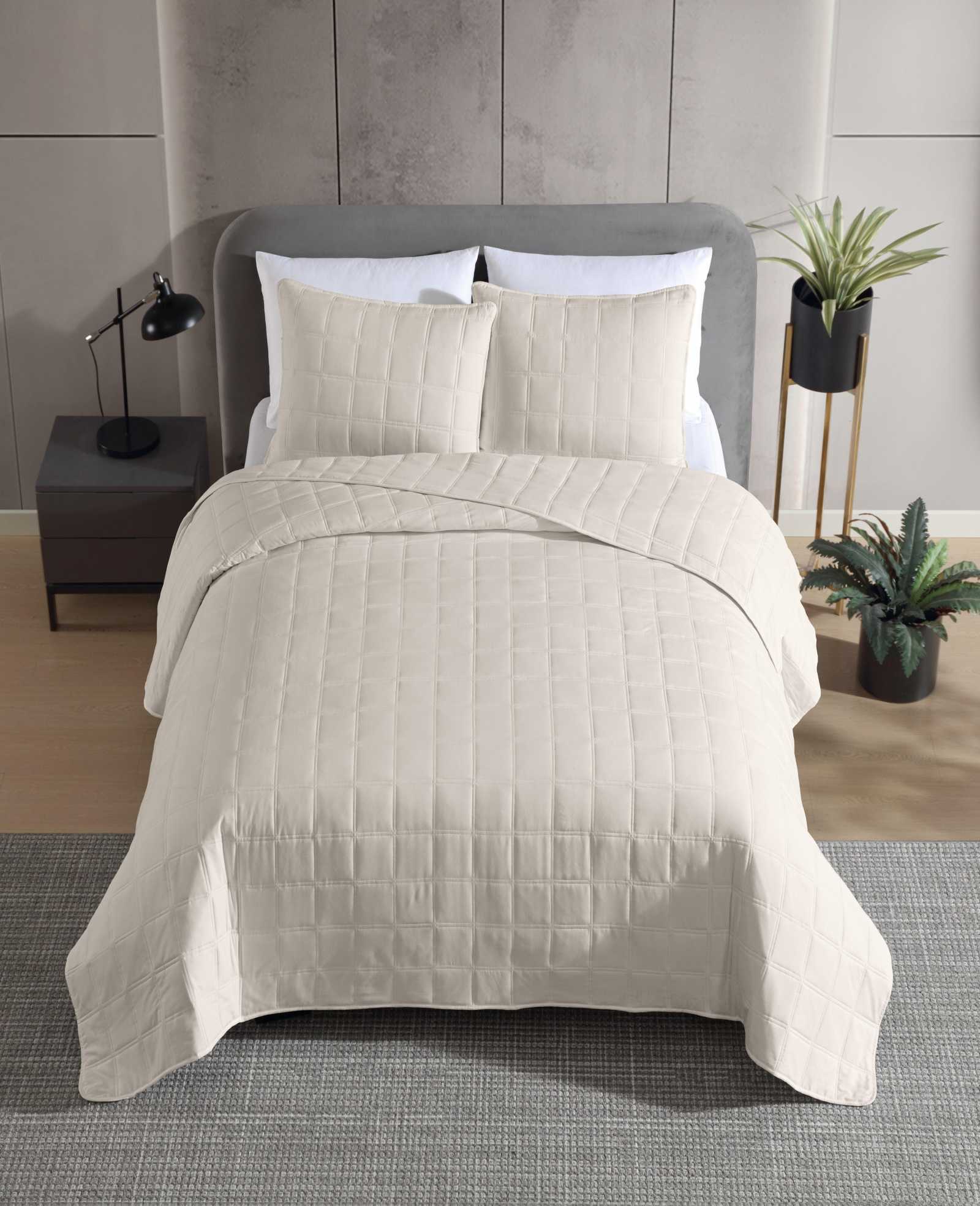 Kenneth Cole Reaction Home & Bedding Stonewashed Quilt Set set trapunta beige in poliestere leggero