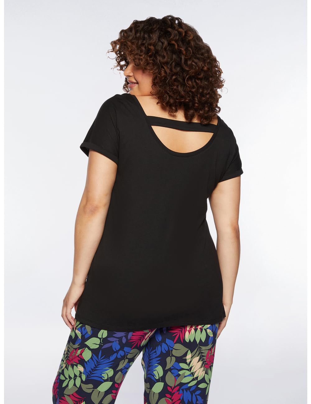 Fiorella Rubino Top e t-shirt T-shirt con maxi fiore ricamato