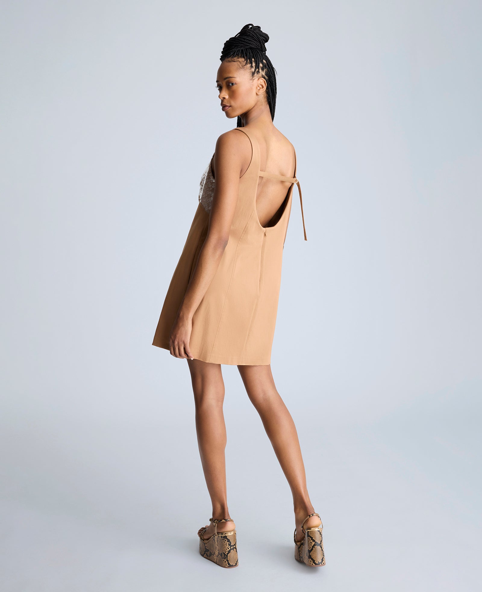 Kenneth Cole Reaction Clothing Open Back Strap Shift Dress abito color miele scuro