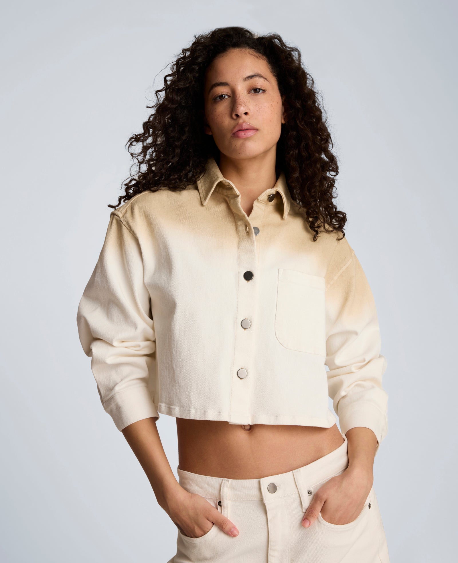 Kenneth Cole Reaction Gradient Oversized Cropped Shacket in Comfort Stretch Denim giacca corta sfumata