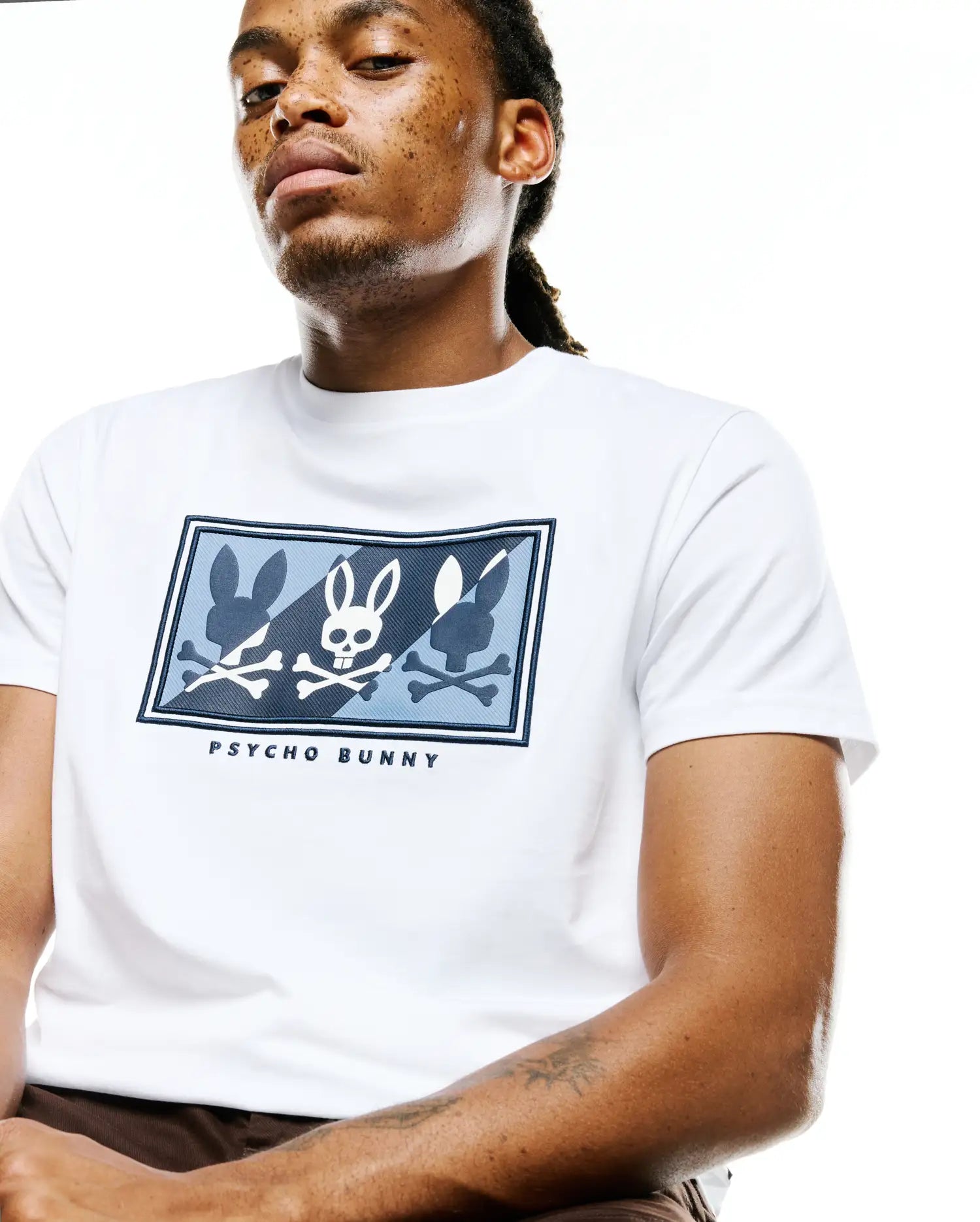Psycho Bunny Men's Tees Desmond Graphic Tee t-shirt bianca in cotone Pima