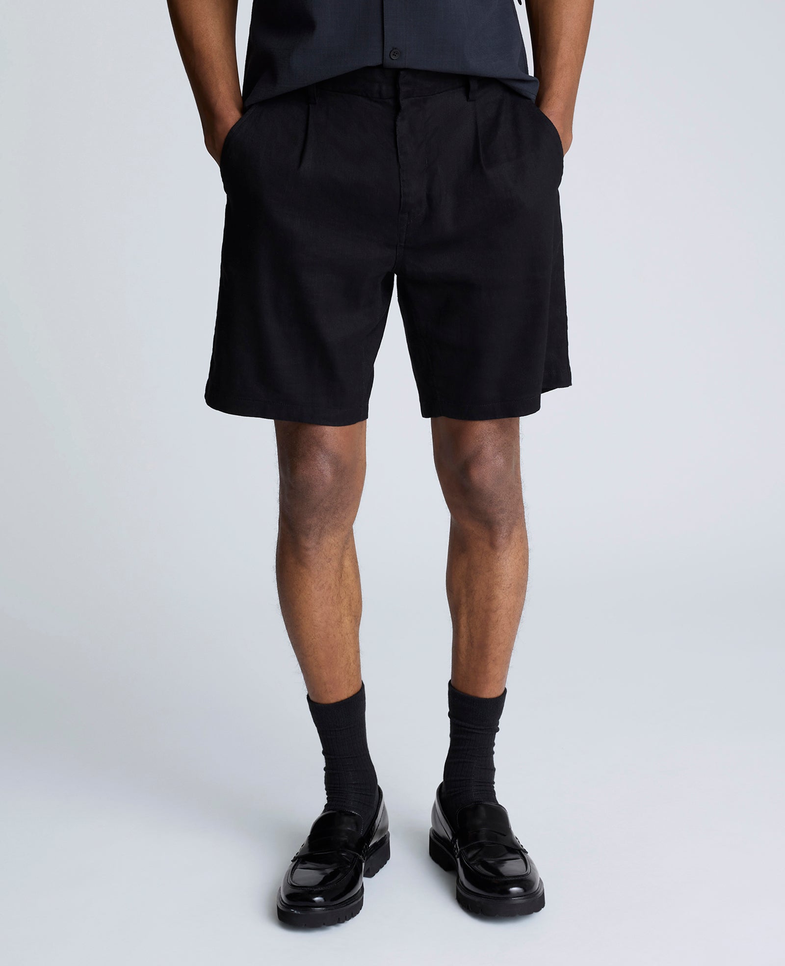 Kenneth Cole Reaction Clothing Performance Pleated Linen Short nero in lino