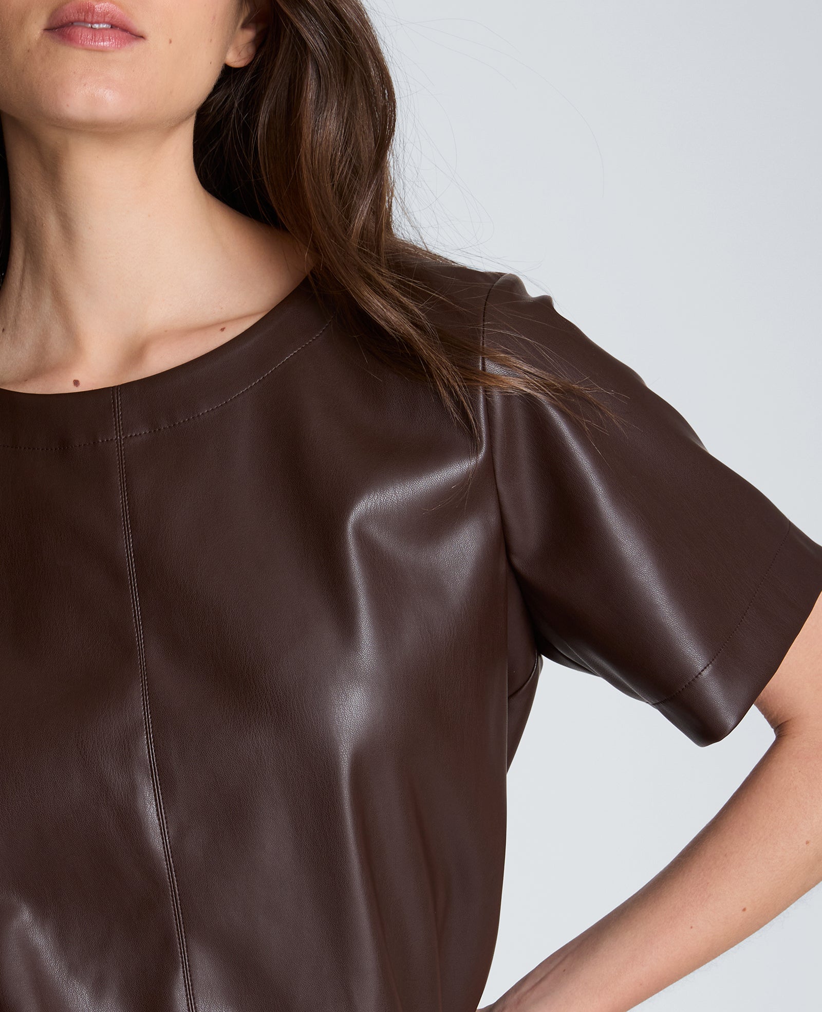 Kenneth Cole Reaction Clothing Short Sleeve Cropped Tee maglia corta marrone con zip