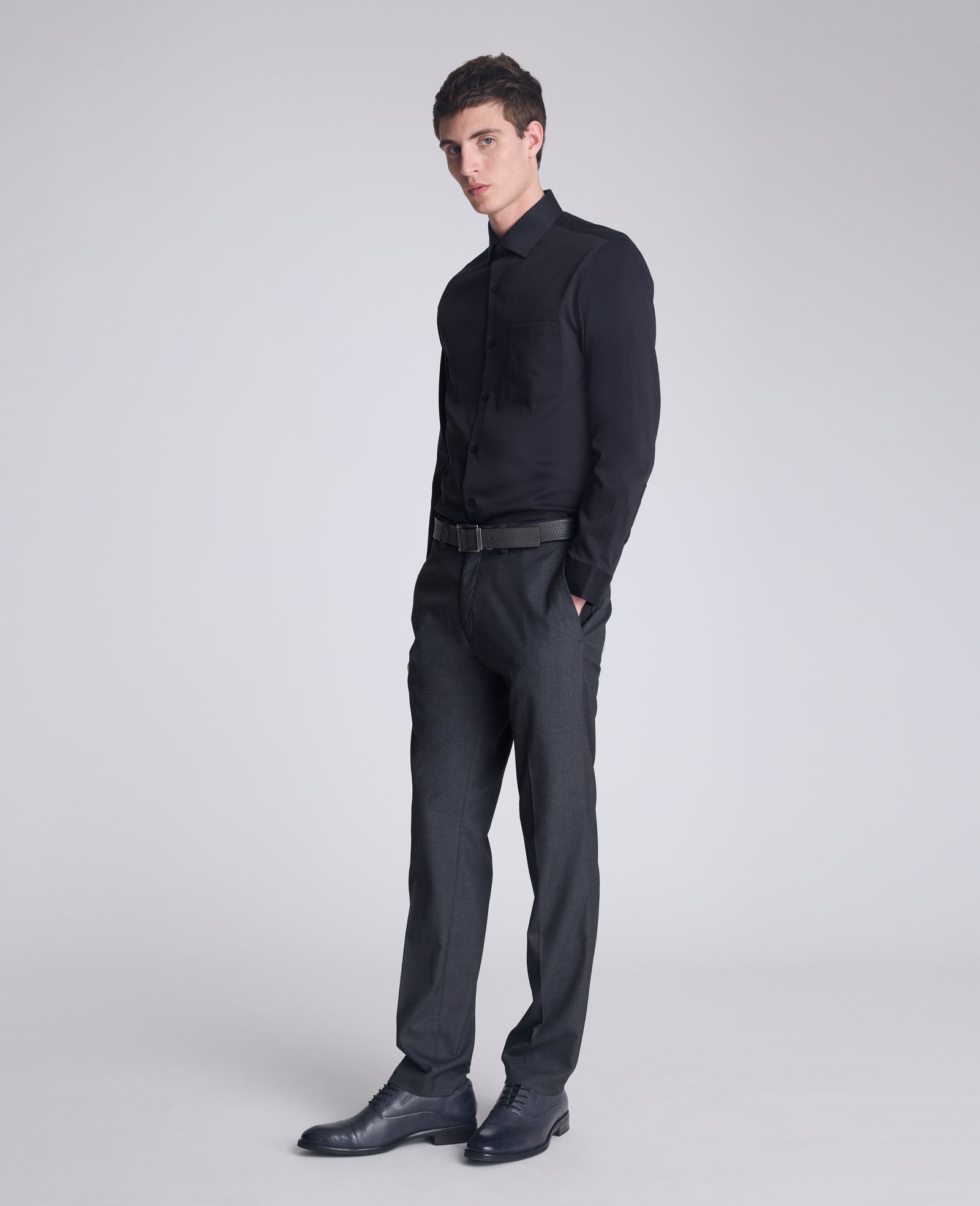 Kenneth Cole Reaction REACTION Slim-Fit Button-Down Dress Shirt camicia nera elasticizzata