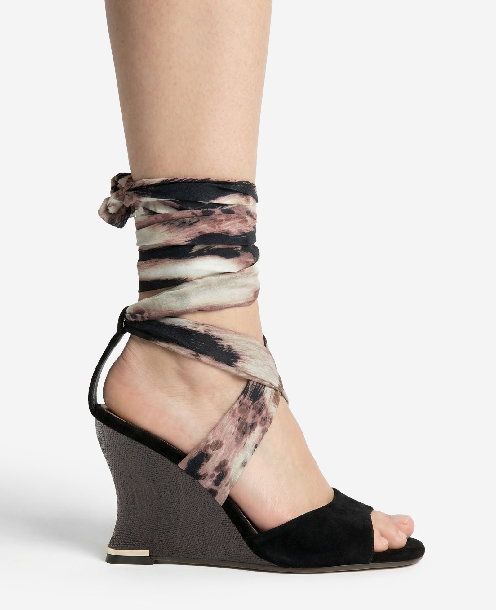 Kenneth Cole Reaction Shoes Fabia Printed Fabric Wrap Around Suede & Raffia Wedge sandali zeppa nero marrone