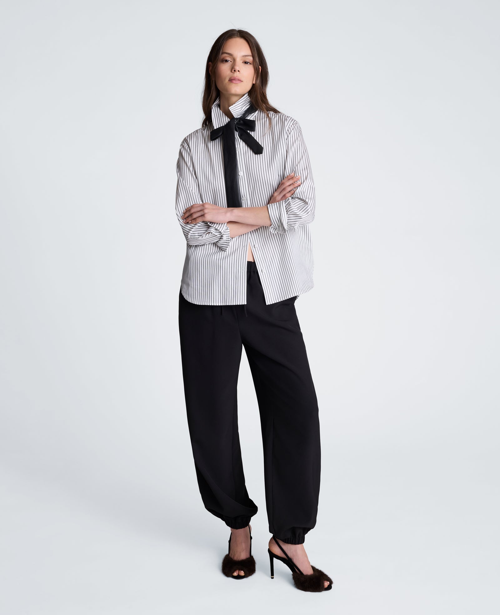 Kenneth Cole Reaction Boyfriend Button Down Shirt with Tie camicia bianca e nera in cotone