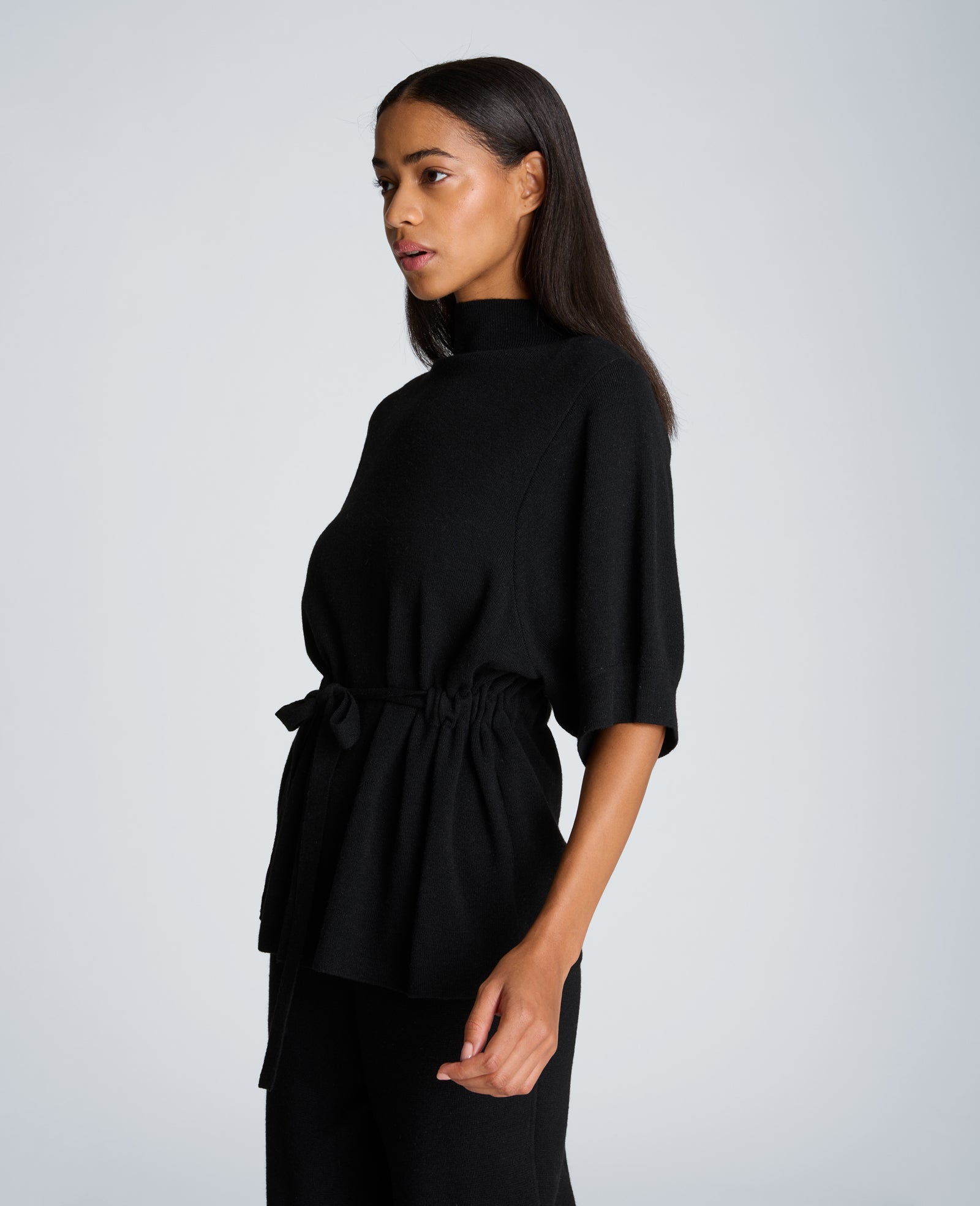 Kenneth Cole Reaction Short Sleeve Tunnel Belt Mock Neck Sweater maglia nera