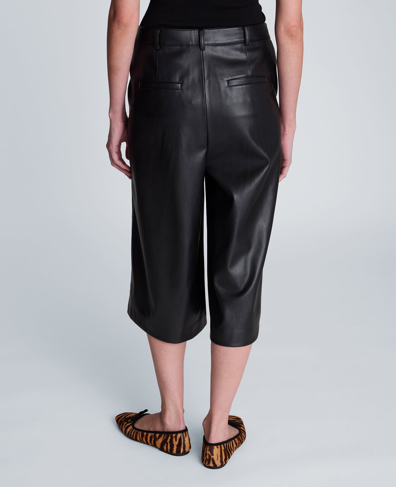 Kenneth Cole Reaction Clothing Fly Front Long Pintuck Short shorts neri effetto pelle