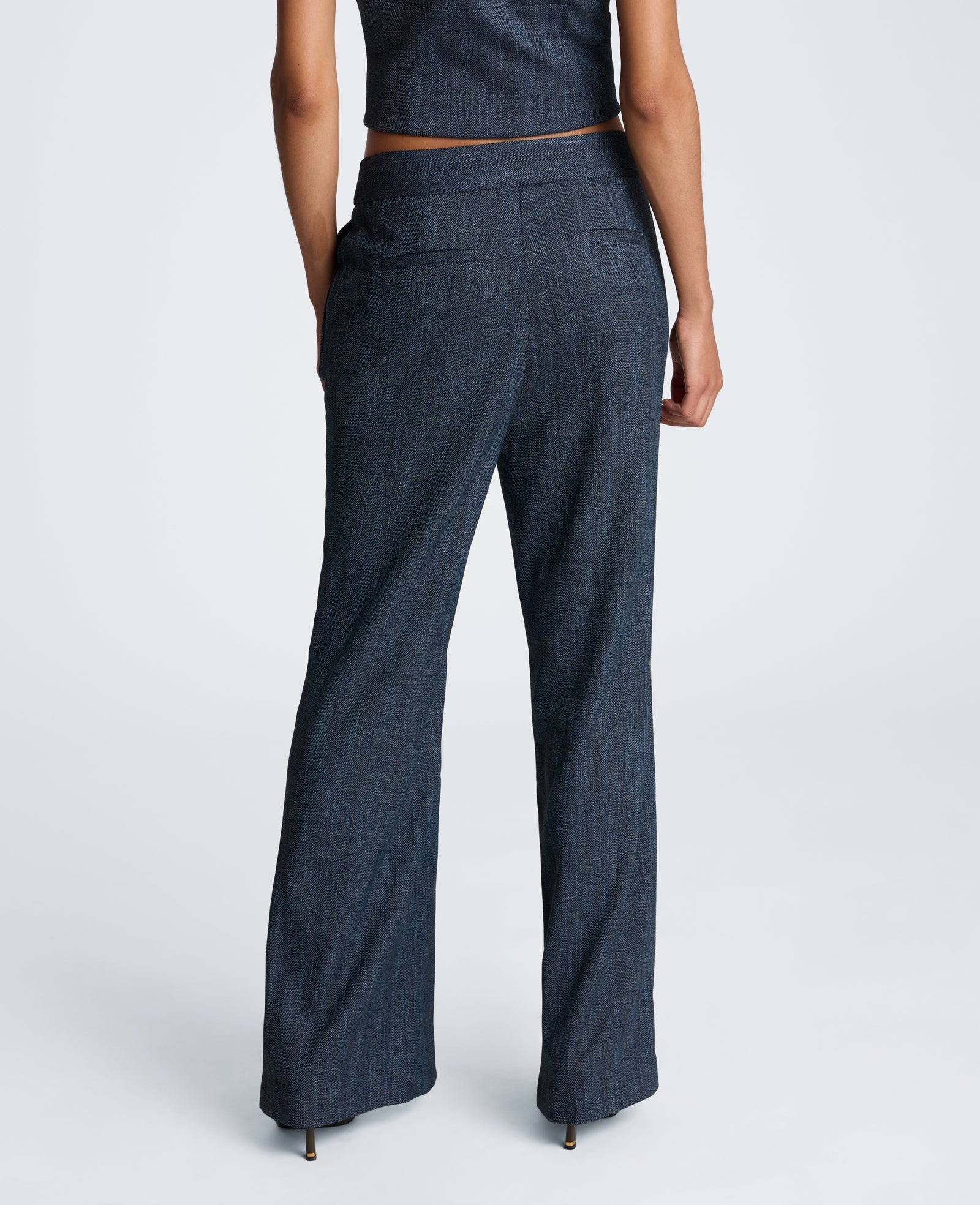 Kenneth Cole Reaction Clothing High Rise Fly Front Flare Pant with Slit pantaloni flare nero e blu