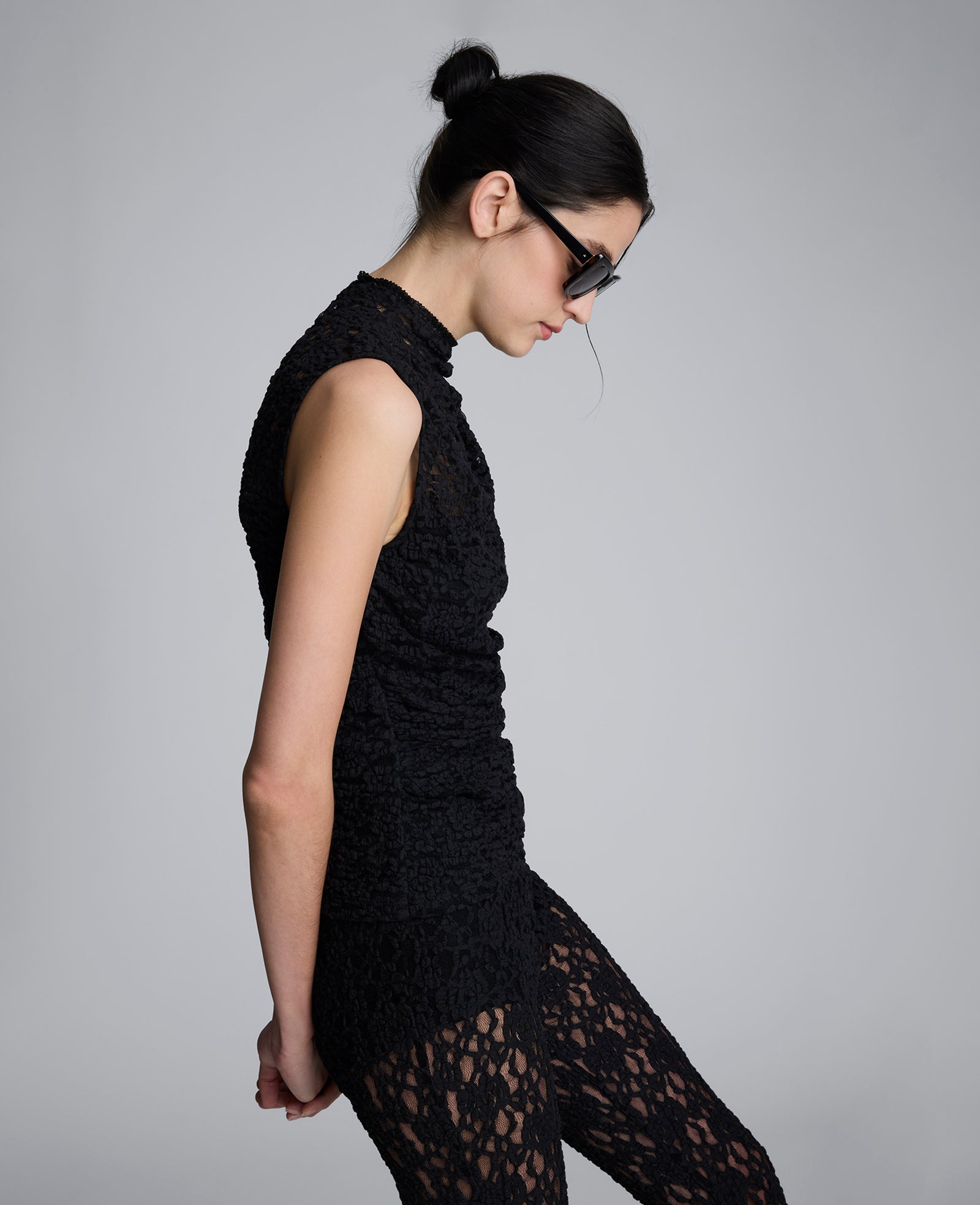 Kenneth Cole Reaction Clothing Sleeveless Stretch Lace Mock Neck Top top nero in pizzo elasticizzato