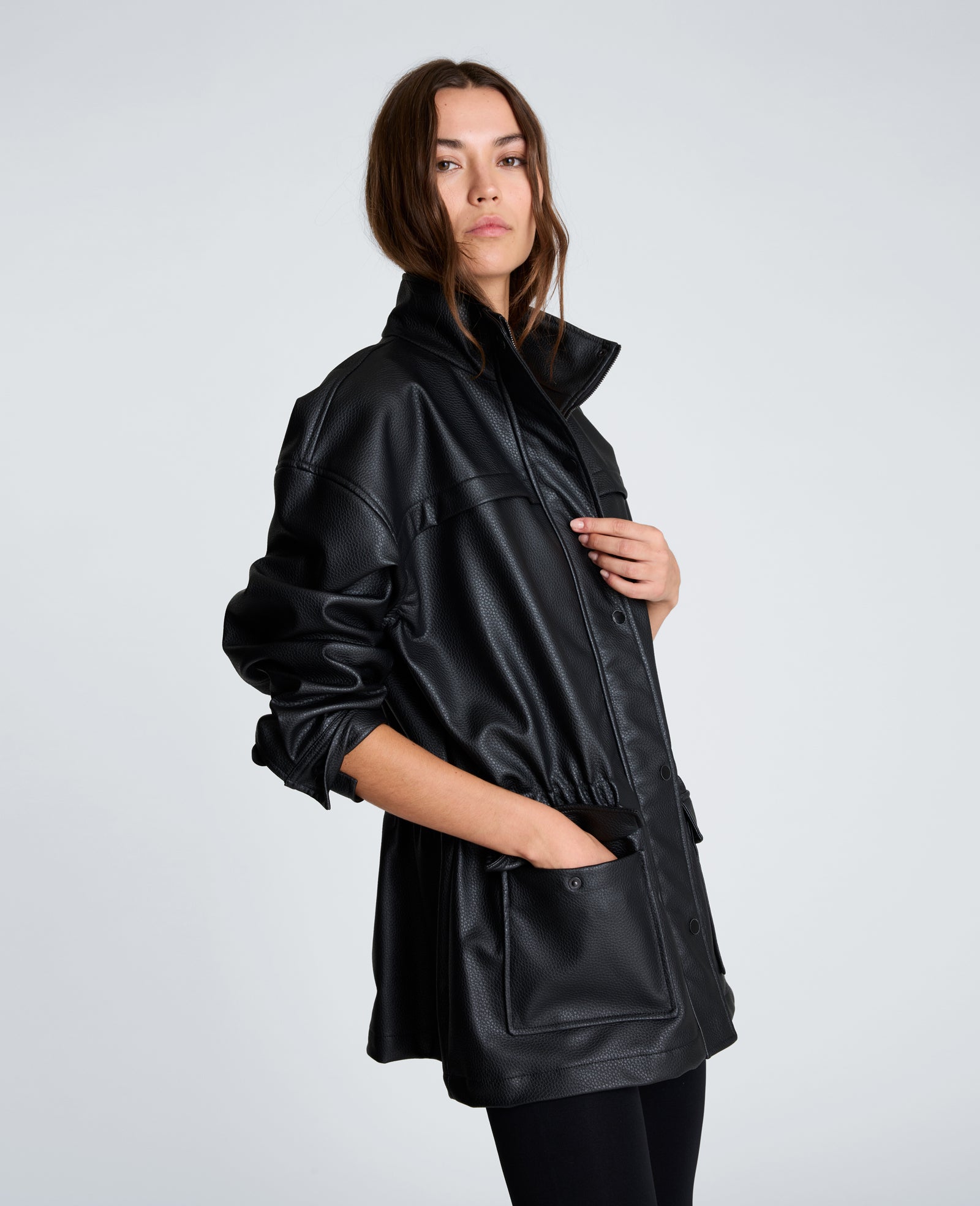 Kenneth Cole Reaction Clothing Cinch Waist Jacket with Flap Pockets giacca nera in similpelle