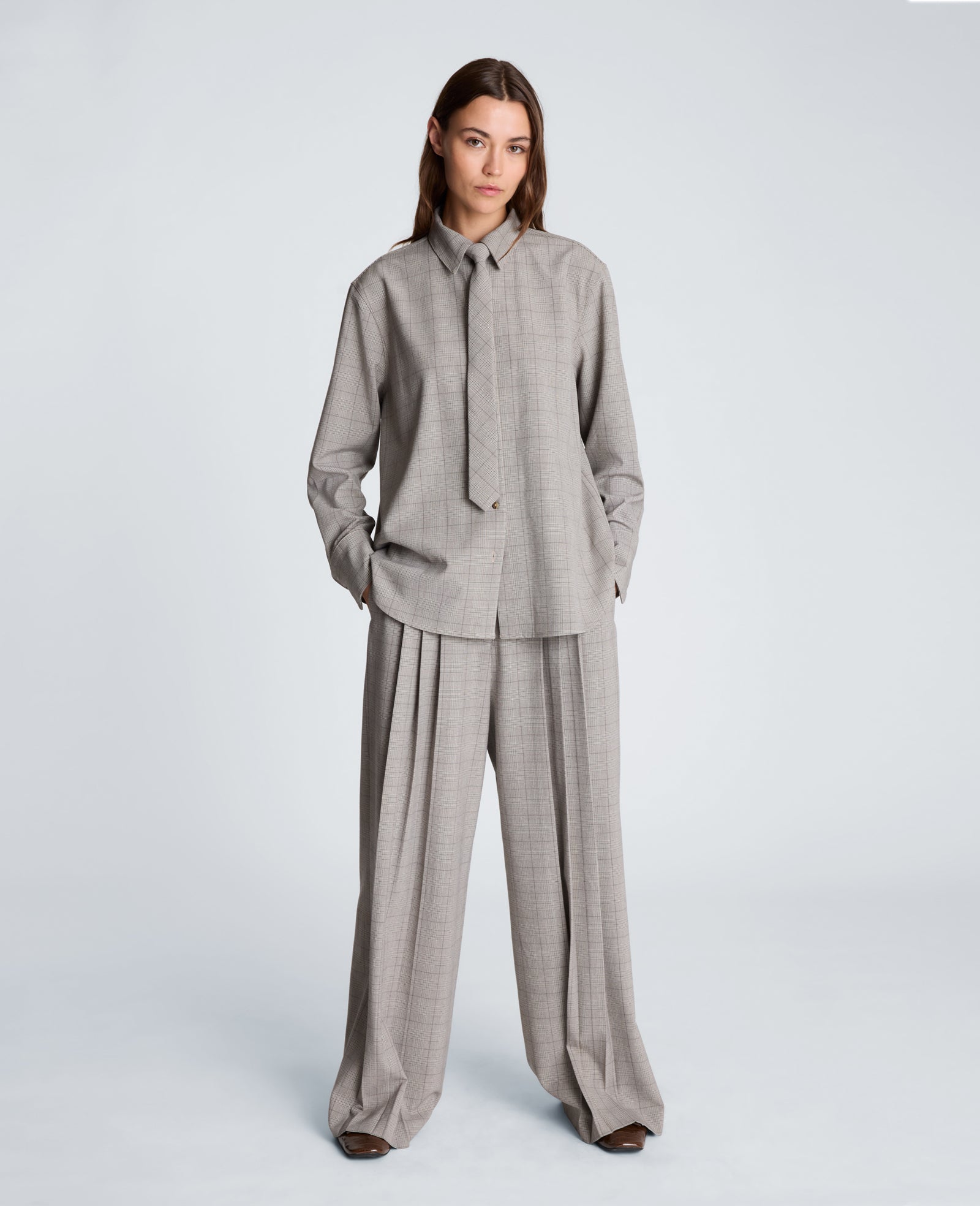 Kenneth Cole Reaction Clothing Boyfriend Button Down with Tie camicia marrone