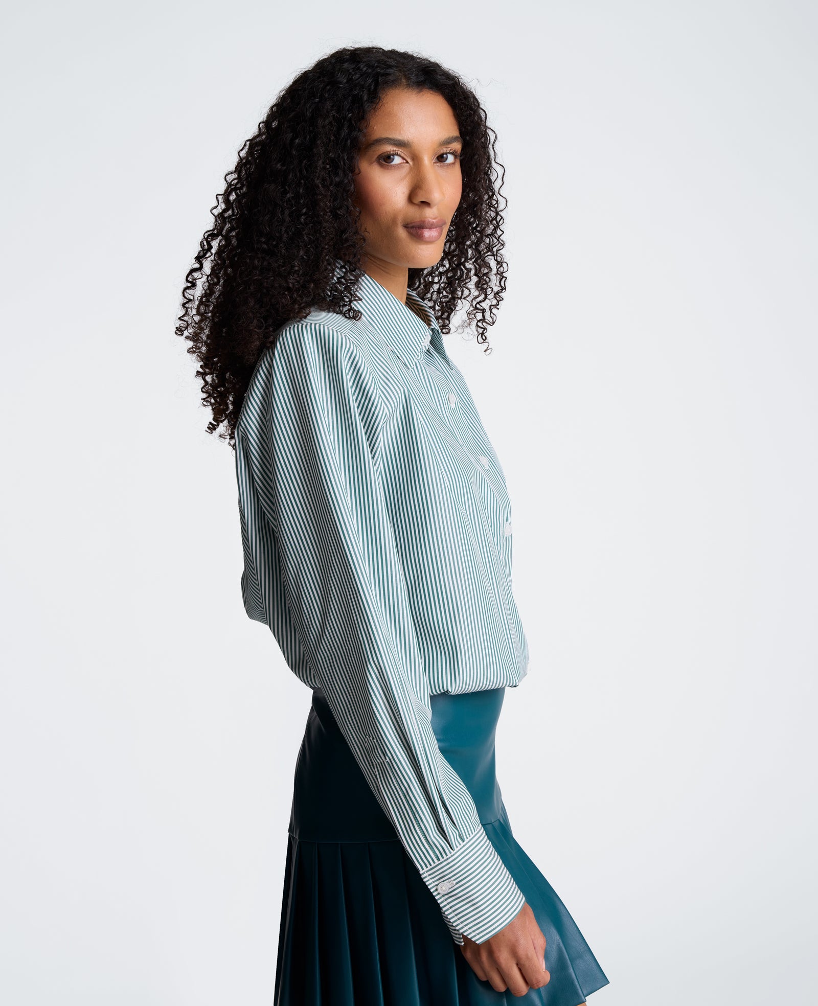 Kenneth Cole Reaction Clothing Cropped Button Down Shirt with Shoulder Pads camicia corta bianca e teal