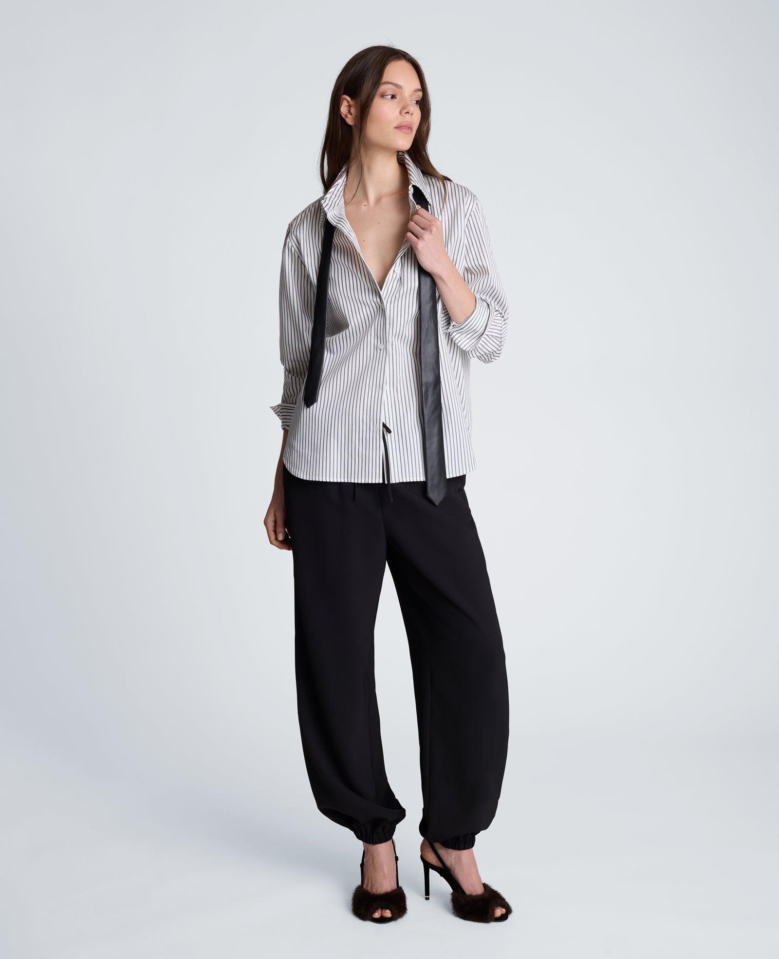 Kenneth Cole Reaction Boyfriend Button Down Shirt with Tie camicia bianca e nera in cotone
