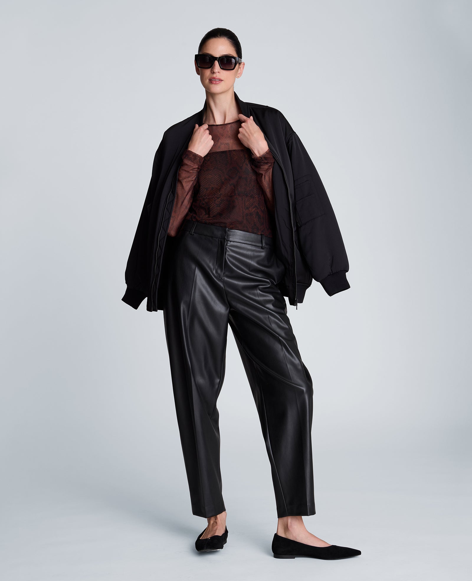 Kenneth Cole Reaction Clothing High Rise Fly Front Barrel Leg Pants pantaloni neri in similpelle