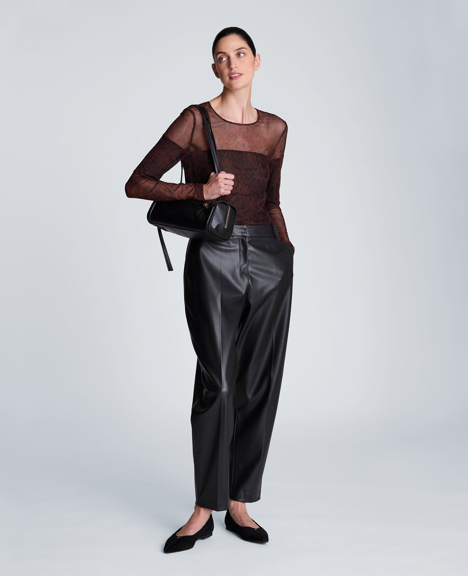 Kenneth Cole Reaction Clothing High Rise Fly Front Barrel Leg Pants pantaloni neri in similpelle