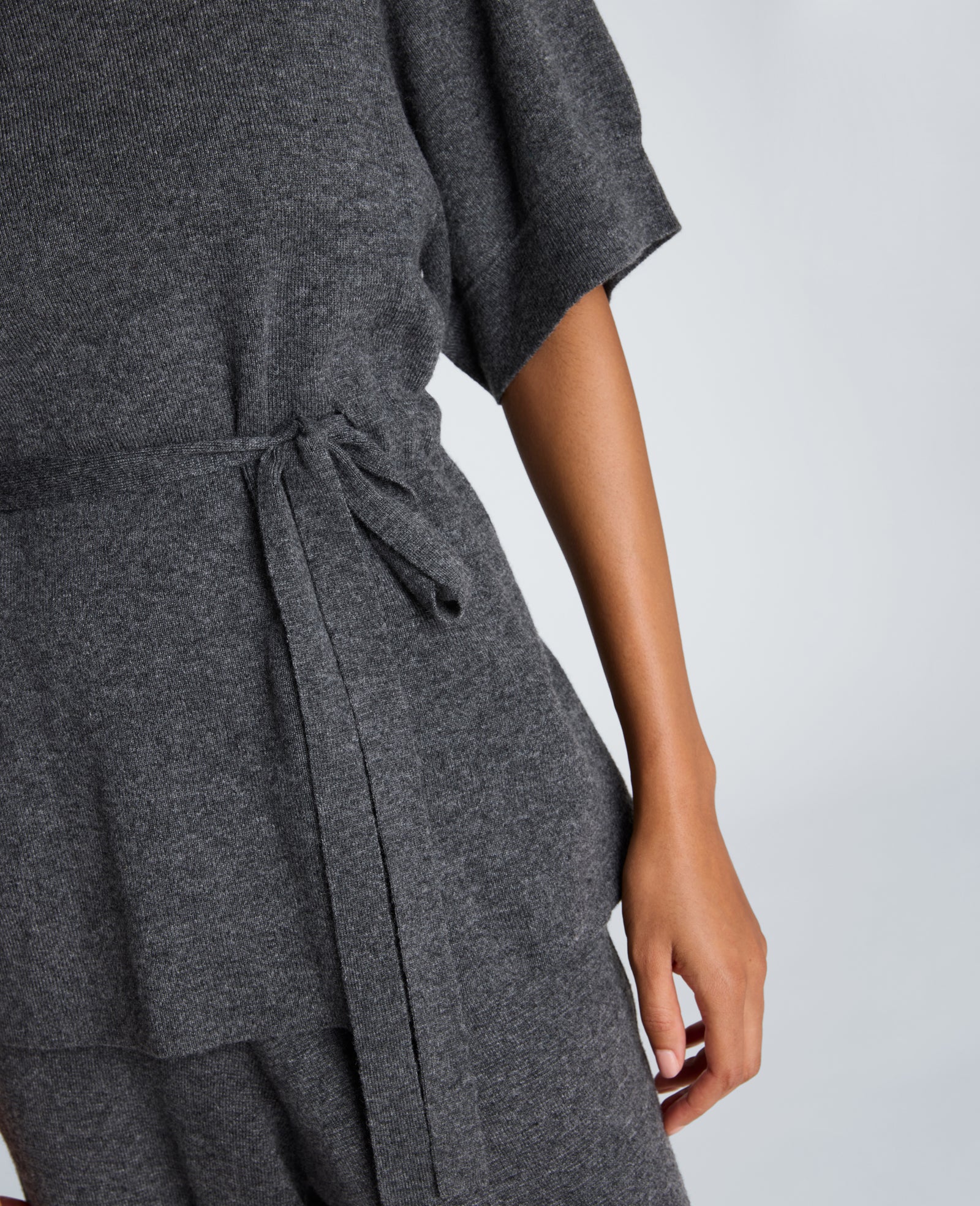 Kenneth Cole Reaction Clothing Short Sleeve Tunnel Belt Mock Neck Sweater maglia grigio scuro collo alto