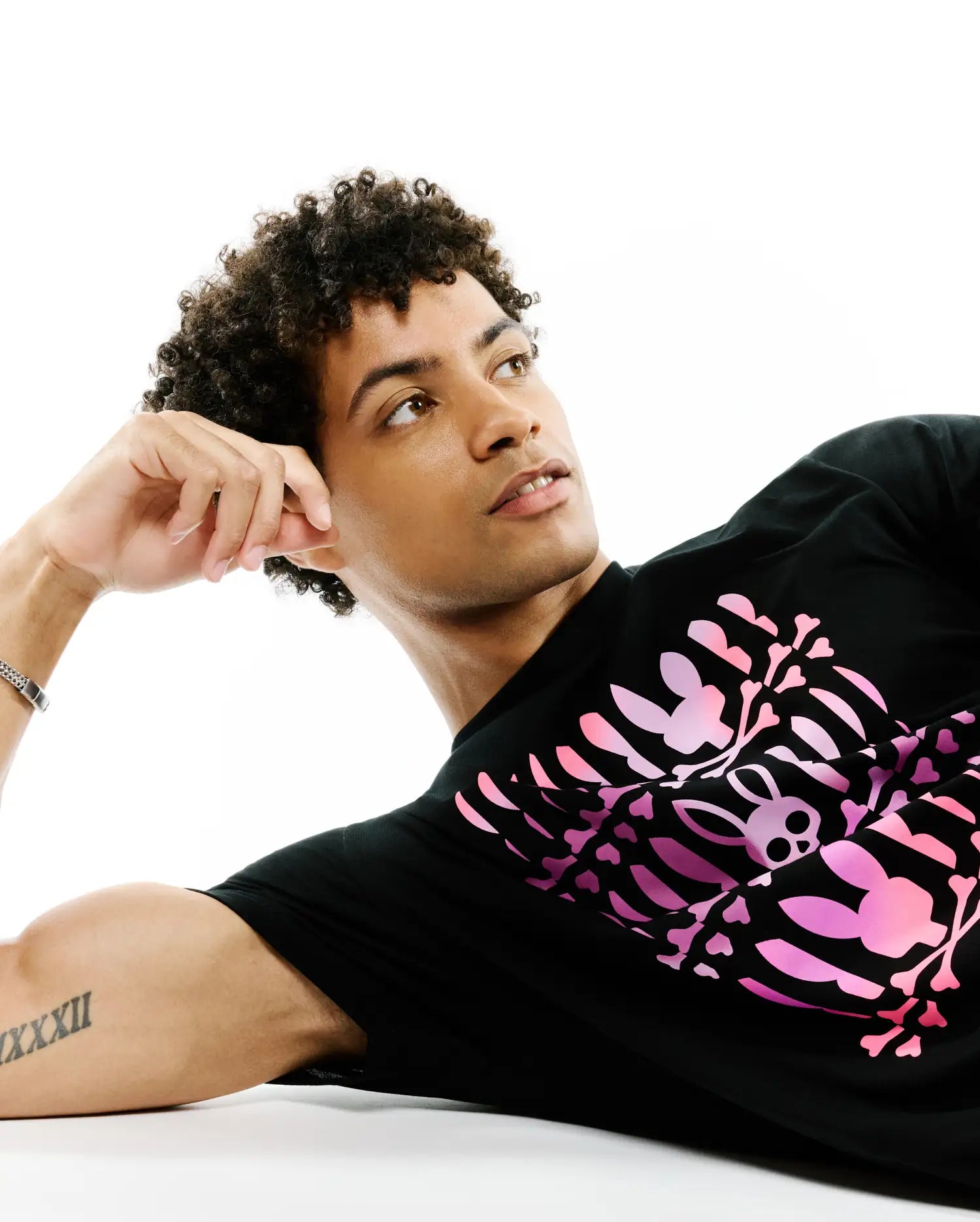 Psycho Bunny Men's Tees Lewis Pima Cotton Graphic Tee t-shirt nera in cotone Pima